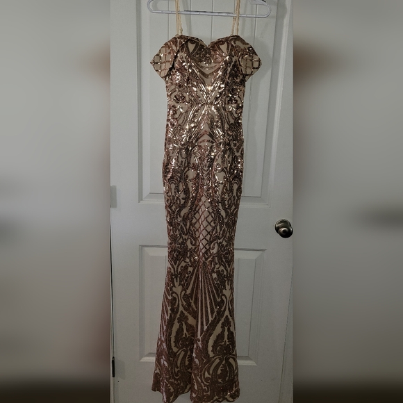Gold Mermaid Elegant Sequin Evening Gown NWOT Size Small - Picture 1 of 9